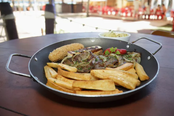 Praia, comida e diversão - Carne de Sol Atlantidz + 02 pulseiras de acesso à piscina de De R$ 189,90 por apenas R$ 109,90 no Complexo Atlantidz. - Image 2