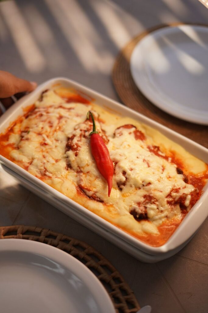 Frango à parmegiana gratinado com muçarela na Barraca Atlantidz